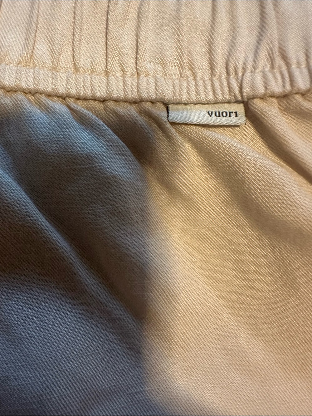 Vuori Trestless Twill Shorts W/Pockets Size Medium Color Sand Dollar NWT 3.5” In - Picture 8 of 8